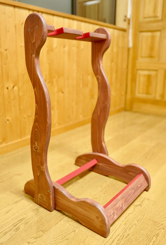 【24時間以内に発送】手作り木工　木製ギタースタンド （ワインレッド） ２本掛け 12枚目の画像