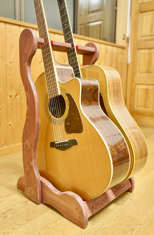 【24時間以内に発送】手作り木工　木製ギタースタンド （ワインレッド） ２本掛け 1枚目の画像