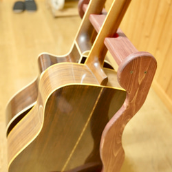 【24時間以内に発送】手作り木工　木製ギタースタンド （ワインレッド） ２本掛け 5枚目の画像