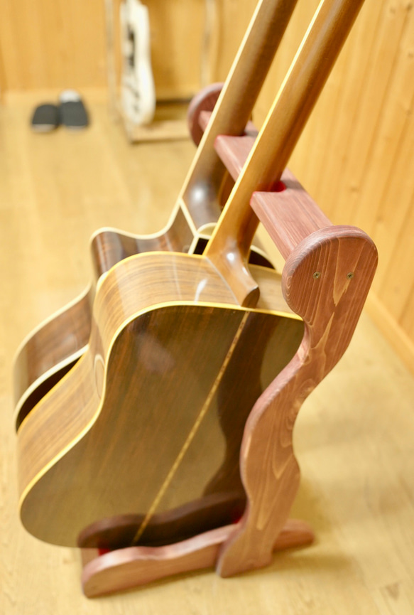 【24時間以内に発送】手作り木工　木製ギタースタンド （ワインレッド） ２本掛け 5枚目の画像