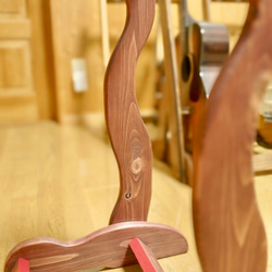 【24時間以内に発送】手作り木工　木製ギタースタンド （ワインレッド） ２本掛け 10枚目の画像