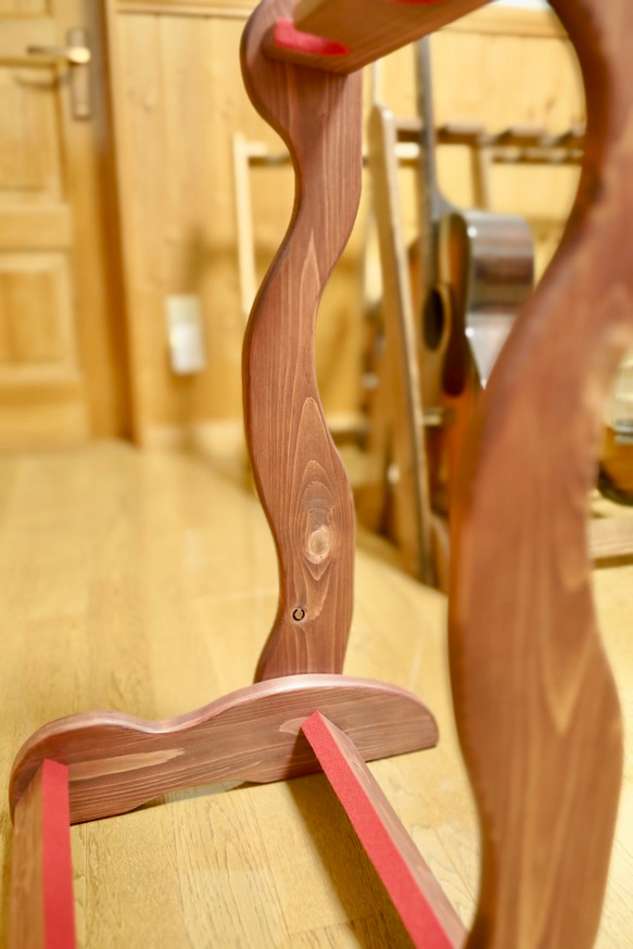 【24時間以内に発送】手作り木工　木製ギタースタンド （ワインレッド） ２本掛け 10枚目の画像