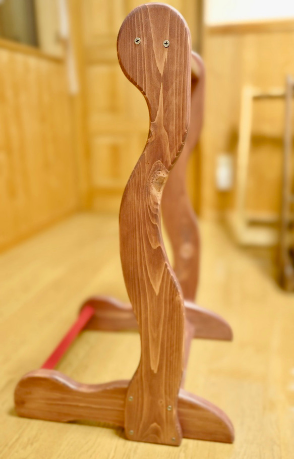 【24時間以内に発送】手作り木工　木製ギタースタンド （ワインレッド） ２本掛け 9枚目の画像