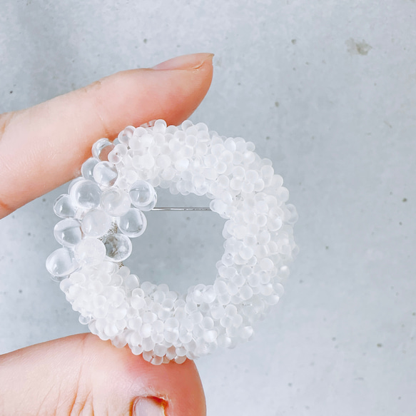 ガラスビーズ刺繍と金糸シンプルフープブローチ【受注製作】#6 1枚目の画像