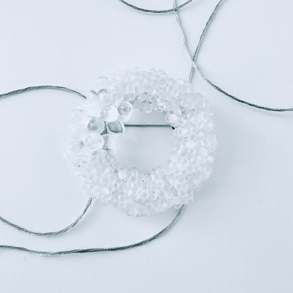 ガラスビーズ刺繍と金糸シンプルフープブローチ【受注製作】#6 2枚目の画像