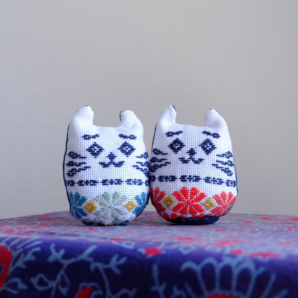 猫好きさんを癒す白仔ネコ紅【こぎん刺し刺繍☺︎猫☺︎ぬいぐるみ】孫キャッツ♡猫猫☺︎ 猫の日2024 ⌘受注製作⌘ 8枚目の画像