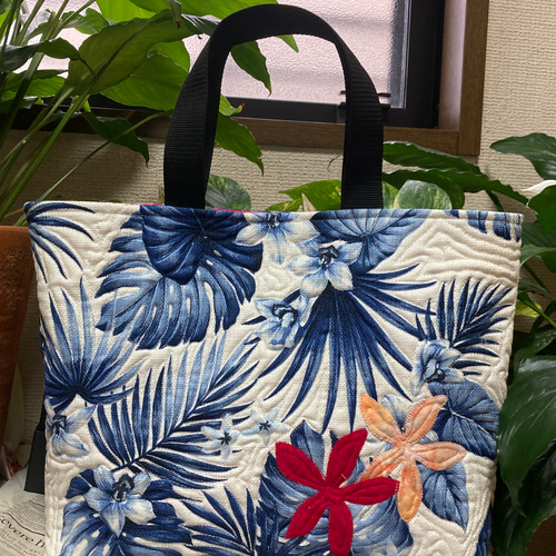 桜の花びら(厚みあり) ハワイアンキルト☆モンステラのトートバッグ