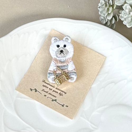 おしゃれ白クマさんの刺繍ブローチ ブローチ Small pleasure