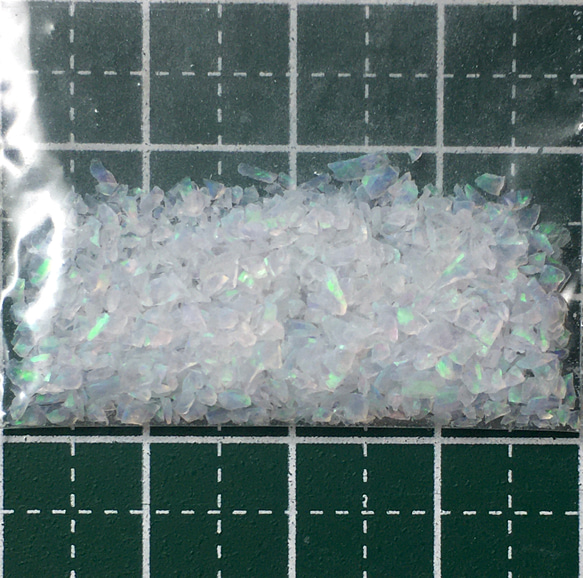 《人工オパール》(ネオンオパール) 原石 ホワイト/緑斑 1.0g ⑭ (樹脂含侵) 2枚目の画像
