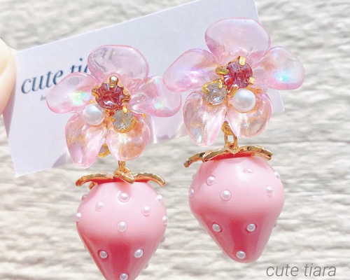 ラスト！キラキラフラワー×ゆらゆらピンクいちごピアス　イヤリング