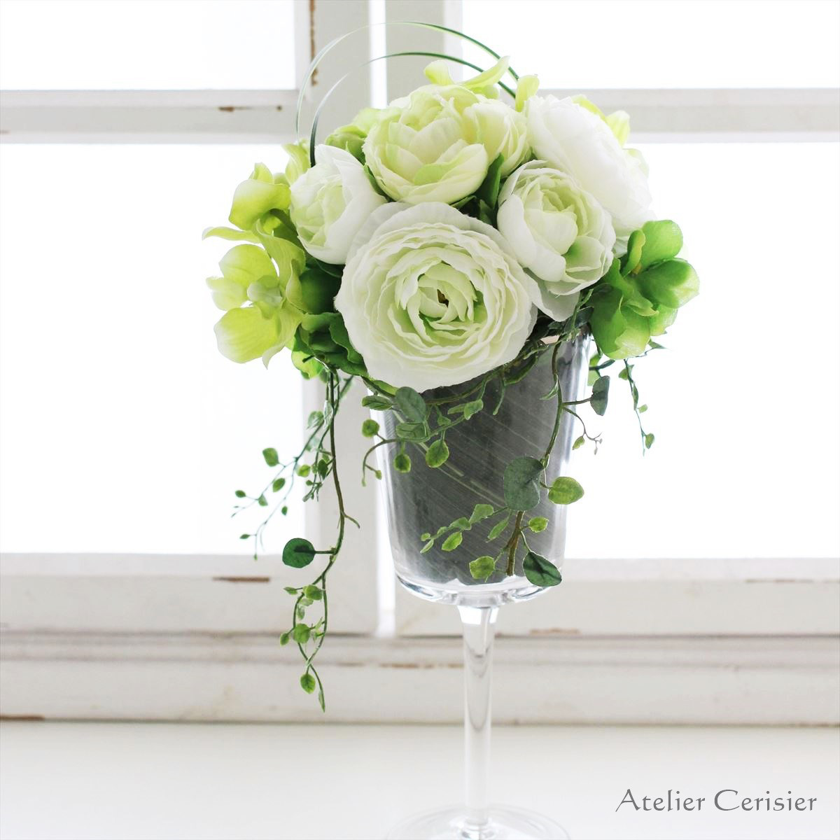 ☆ラナンキュラス アレンジ ホワイト＆グリーン Lサイズ＜アーティフィシャルフラワー＞ ガラスベース 【母の日】