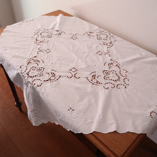 フランスの手仕事/お花の白糸手刺繍と手編みレース 生地