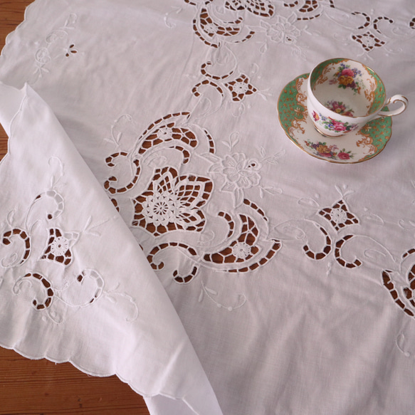テーブルクロス　刺繍　レース　ヴィンテージ　総手作り　ハンドメイド スウェーデンで見つけたハンドメイドのビンテージのテーブル