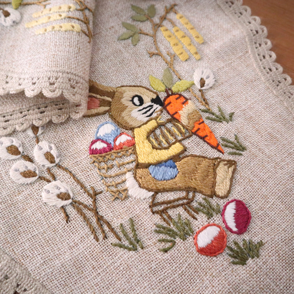 ドイツの手仕事/にんじんを手に持つ可愛いうさぎ・ネコヤナギの手刺繍 テーブルマット 未使用品(ヴィンテージ) 14枚目の画像