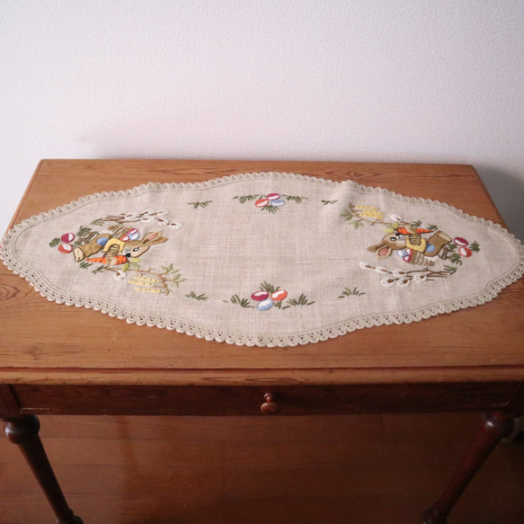 ドイツの手仕事/にんじんを手に持つ可愛いうさぎ・ネコヤナギの手刺繍 テーブルマット 未使用品(ヴィンテージ) 7枚目の画像