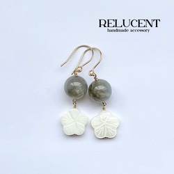 天然石ピアス　ラブラドライト×マザーオブパール　フラワーカービング　14kgf　pierced earrings 1枚目の画像