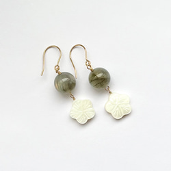 天然石ピアス　ラブラドライト×マザーオブパール　フラワーカービング　14kgf　pierced earrings 4枚目の画像