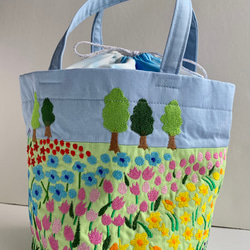 夏の刺繍巾着トートバッグ　お花畑 2枚目の画像