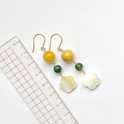 天然石ピアス　キャンディアゲート×マザーオブパール　フラワーカービング　14kgf　pierced earrings 3枚目の画像