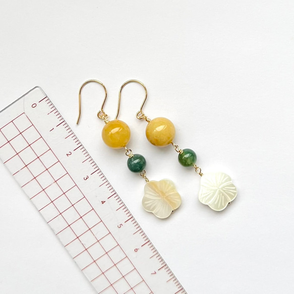 天然石ピアス　キャンディアゲート×マザーオブパール　フラワーカービング　14kgf　pierced earrings 3枚目の画像