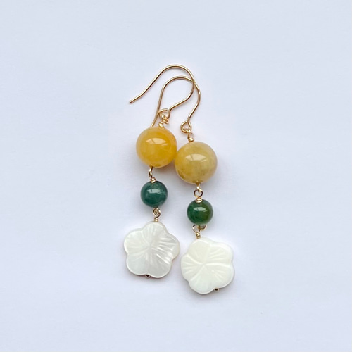 14kgf 天然石 マザーオブパール フラワー カービング ピアス