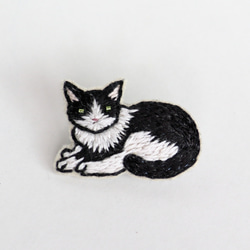 猫刺繍ブローチ 黒白　座り　ヘーゼル 2枚目の画像