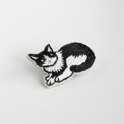 猫刺繍ブローチ 黒白　座り　ヘーゼル 3枚目の画像