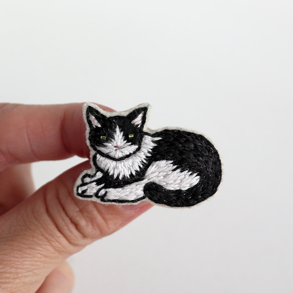 猫刺繍ブローチ 黒白　座り　ヘーゼル 1枚目の画像