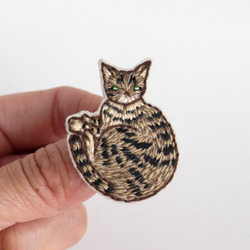猫刺繍ブローチ　キジトラa　丸まり 1枚目の画像