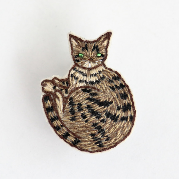猫刺繍ブローチ　キジトラa　丸まり 2枚目の画像