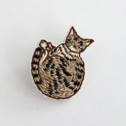 猫刺繍ブローチ　キジトラa　丸まり 3枚目の画像