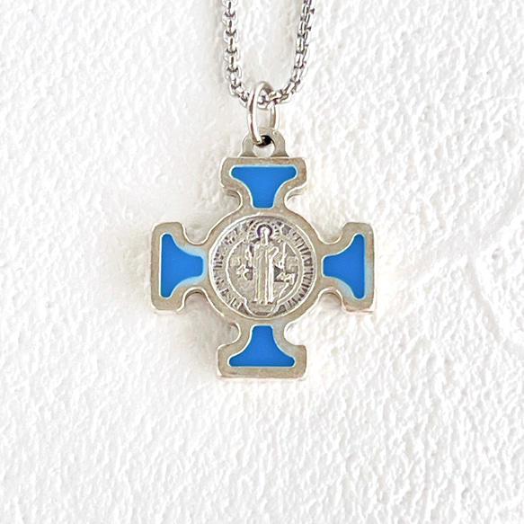 ミニ十字架・セントベネディクト（ブルー）ネックレスSilver・ベネチアンチェーン50cm・サージカルステンレス製 1枚目の画像