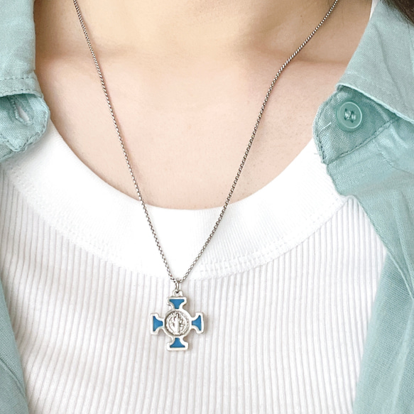 ミニ十字架・セントベネディクト（ブルー）ネックレスSilver・ベネチアンチェーン50cm・サージカルステンレス製 3枚目の画像