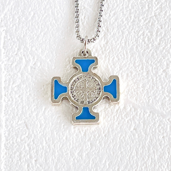 ミニ十字架・セントベネディクト（ブルー）ネックレスSilver・ベネチアンチェーン50cm・サージカルステンレス製 2枚目の画像