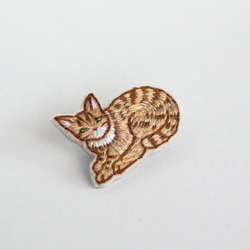 猫刺繍ブローチ　茶トラ　座り 2枚目の画像