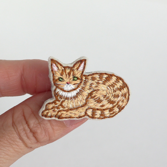 猫刺繍ブローチ　茶トラ　座り 1枚目の画像