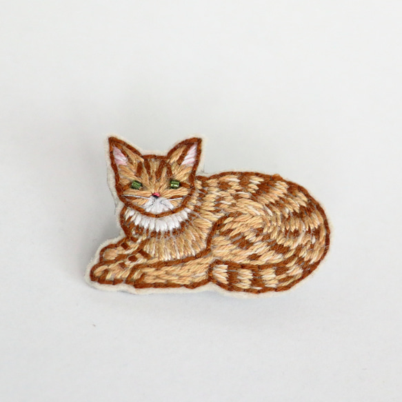 猫刺繍ブローチ　茶トラ　座り 3枚目の画像