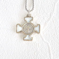 ミニ十字架・セントベネディクト（ホワイト）ネックレスSilver・ベネチアンチェーン50cm・サージカルステンレス製 2枚目の画像