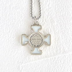 ミニ十字架・セントベネディクト（ホワイト）ネックレスSilver・ベネチアンチェーン50cm・サージカルステンレス製 3枚目の画像