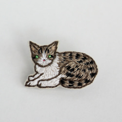 猫刺繍ブローチ　キジ白b　座り 2枚目の画像