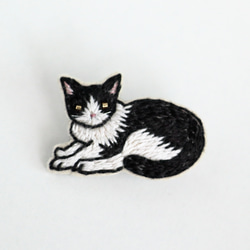 猫刺繍ブローチ 黒白　座り　ゴールド 2枚目の画像