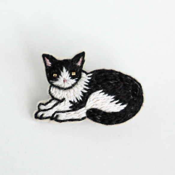 猫刺繍ブローチ 黒白　座り　ゴールド 2枚目の画像