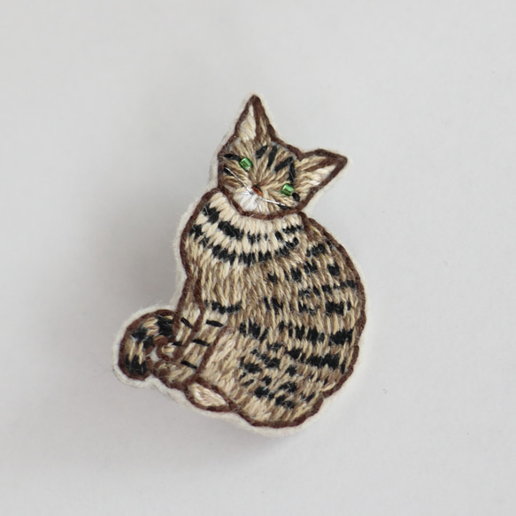 猫刺繍ブローチ　キジトラa　おすまし 3枚目の画像
