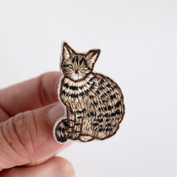 猫刺繍ブローチ　キジトラa　おすまし 1枚目の画像