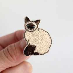 猫刺繍ブローチ　ポイントカラー　おすまし 1枚目の画像