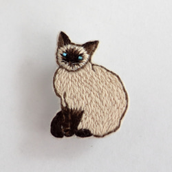 猫刺繍ブローチ　ポイントカラー　おすまし 2枚目の画像