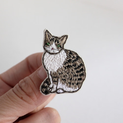 猫刺繍ブローチ　キジ白b　おすまし 1枚目の画像