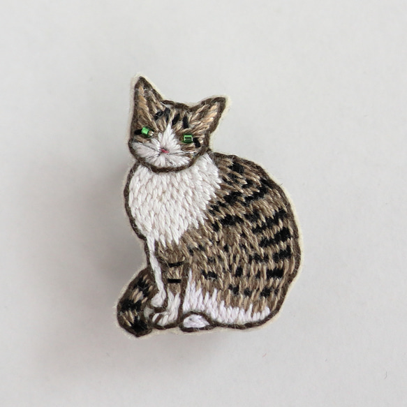 猫刺繍ブローチ　キジ白b　おすまし 2枚目の画像