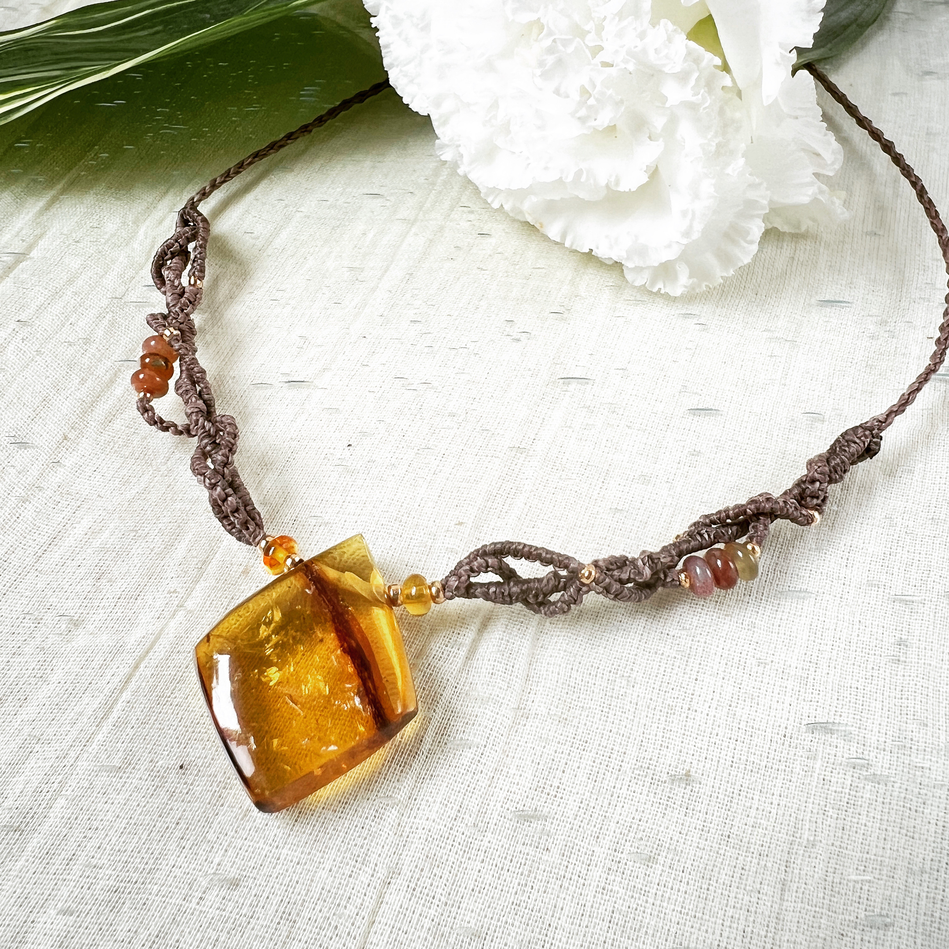 【送料無料】メキシコ産アンバーのマクラメネックレス　〜癒美(ゆうび)〜