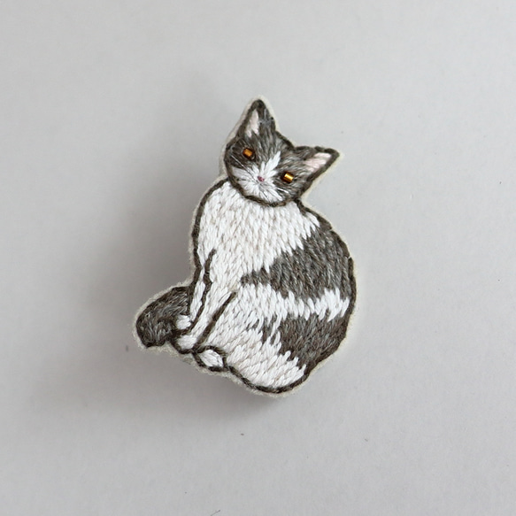 猫刺繍ブローチ　灰白　おすまし 3枚目の画像